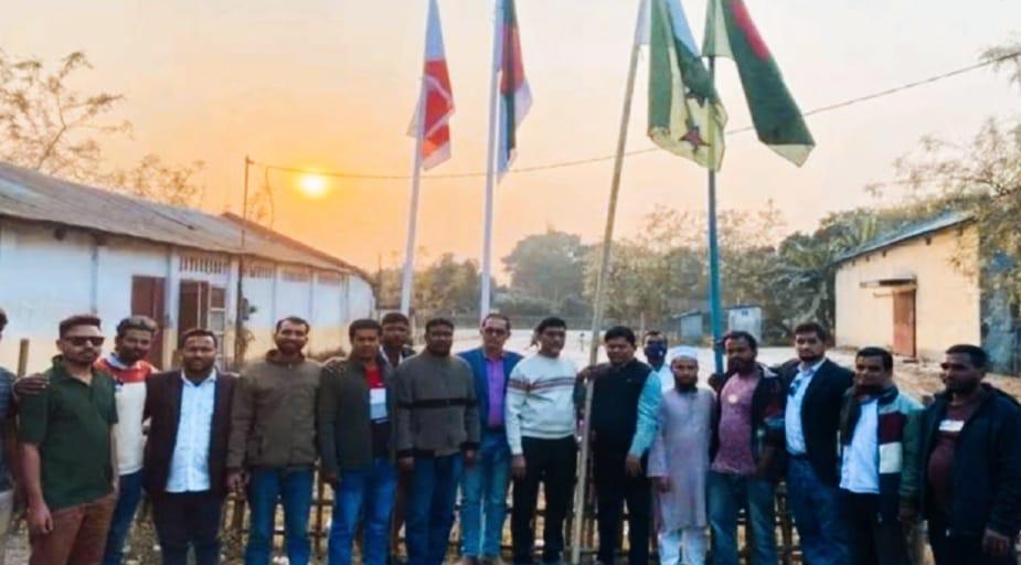 ঠাকুরগাঁওয়ে নিষেধাজ্ঞার মধ্যে আওয়ামী লীগের জাতীয় ও দলীয় পতাকা উত্তোলন, প্রতিবাদে মিছিল