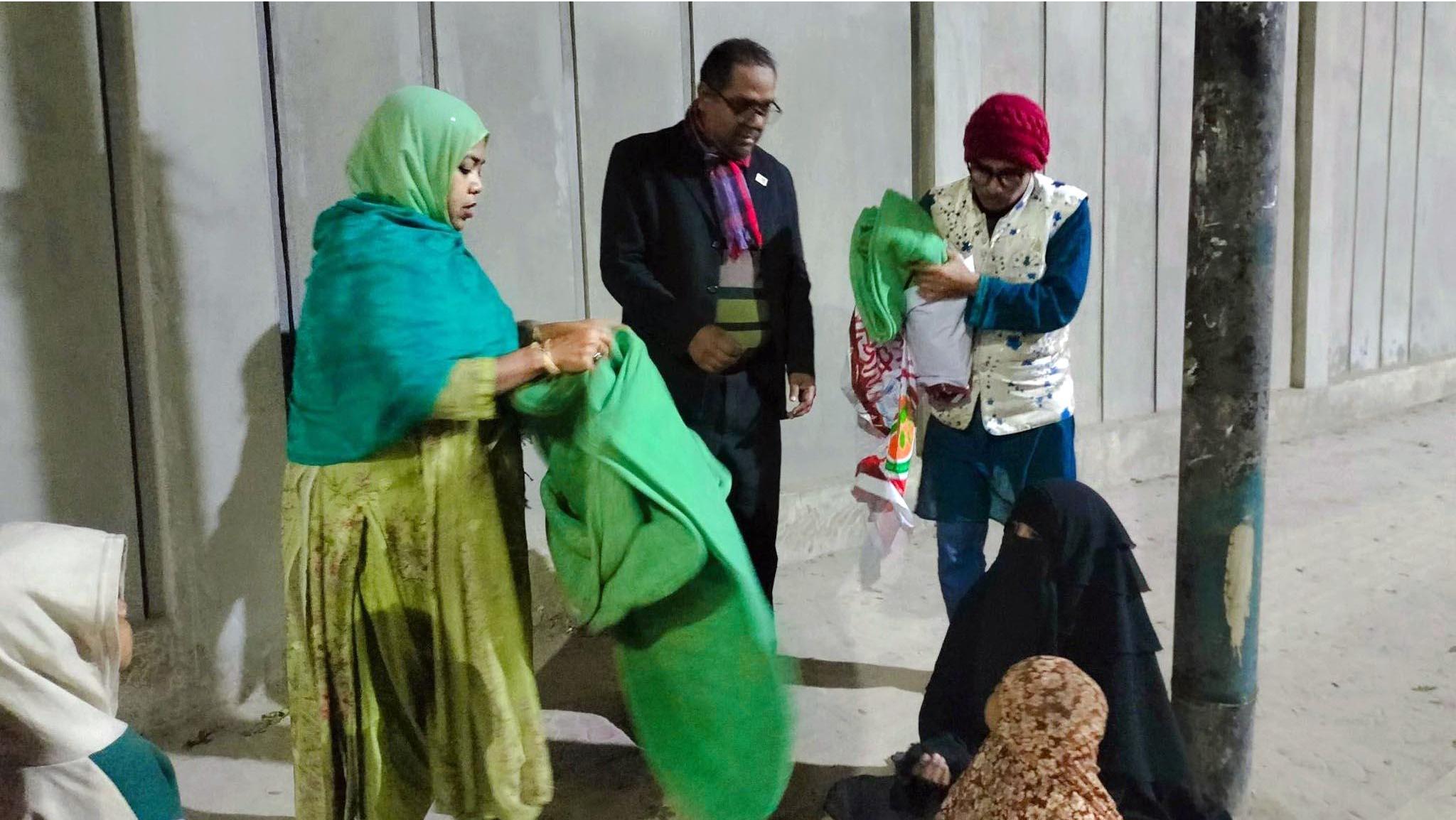ঘুমন্ত মানুষদের গায়ে শীতবস্ত্র জড়িয়ে দিলেন নতুনধারার নেতৃবৃন্দ