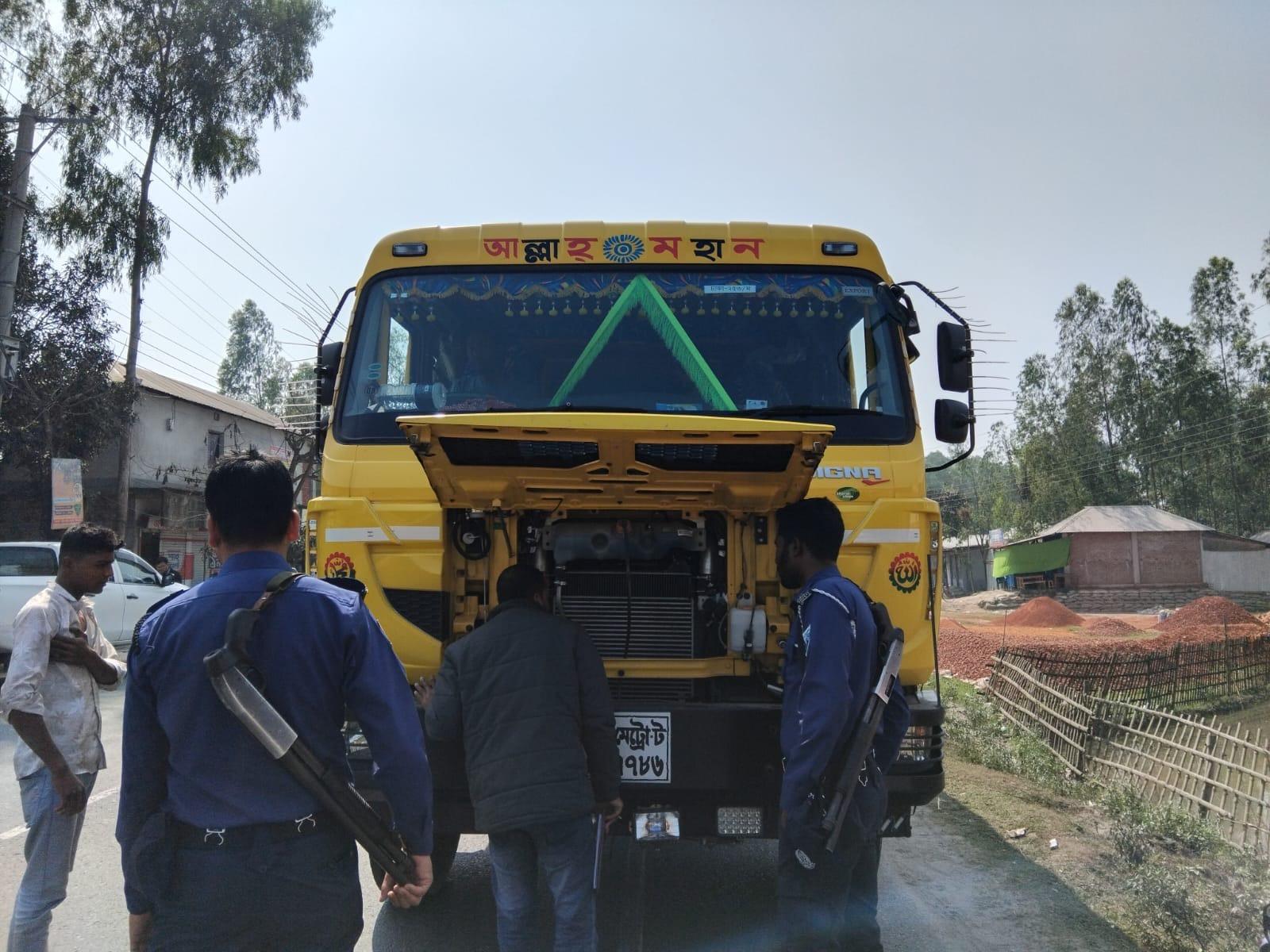 নীলফামারীতে নিষিদ্ধ হর্ণ ব্যবহার করায় জরিমানা আদায়