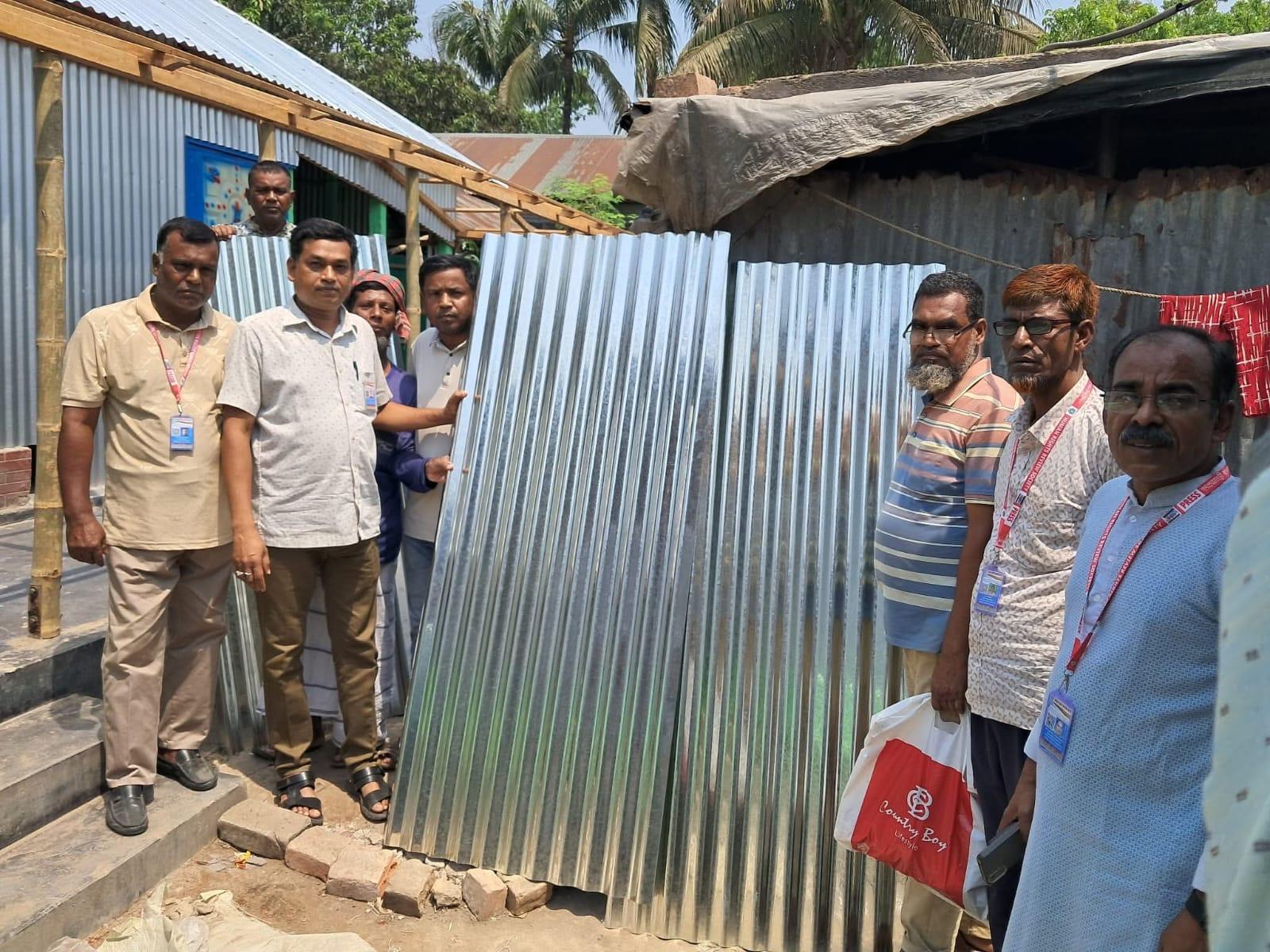 আগুনে ক্ষতিগ্রস্ত পরিবারের পাশে হিউম্যান রাইটস রিভিউ সোসাইটি, ঢেউটিন সহায়তা প্রদান