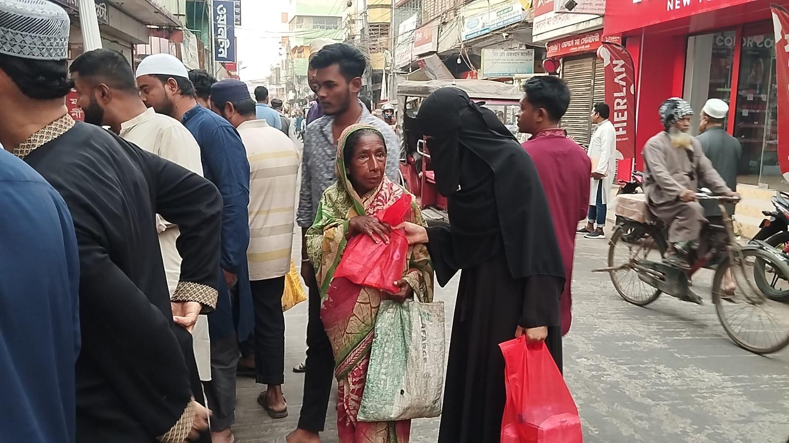 প্রতিদিন রাস্তায় ঘুরে দুস্থ ও রোজাদারের মাঝে ইফতার পৌঁছে দিচ্ছে তরুণদের সংগঠন 'ইয়াস'