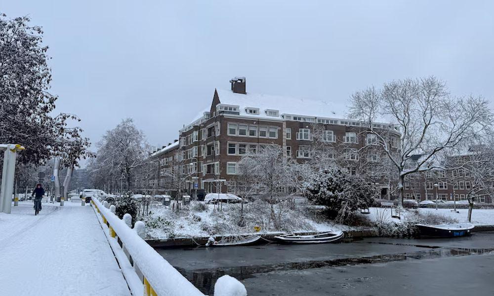 ইউরোপজুড়ে তুষারপাতের কারণে নিহত ৬, শত শত ফ্লাইট বাতিল